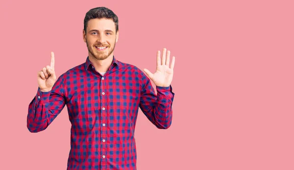 Guapo Joven Con Oso Vistiendo Camisa Casual Mostrando Apuntando Hacia — Foto de Stock