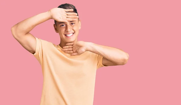 Jovem Homem Bonito Vestindo Roupas Casuais Sorrindo Alegre Jogando Peek — Fotografia de Stock