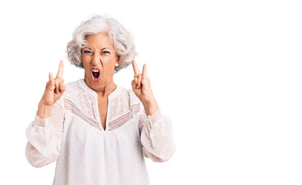 Ηλικιωμένη Γκριζομάλλα Γυναίκα Που Φοράει Καθημερινά Ρούχα Φωνάζοντας Τρελή Έκφραση — Φωτογραφία Αρχείου