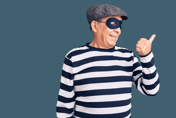 Hombre Guapo Mayor Con Máscara Antirrobo Camiseta Sonriendo Con Cara —  Fotos de Stock