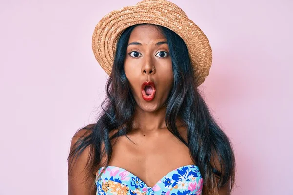 Chica India Joven Con Bikini Sombrero Verano Asustado Sorprendido Con —  Fotos de Stock