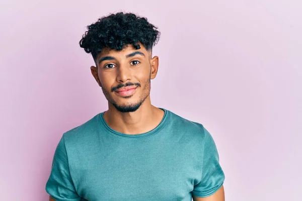 Homem Bonito Árabe Jovem Vestindo Roupas Casuais Relaxado Com Expressão — Fotografia de Stock