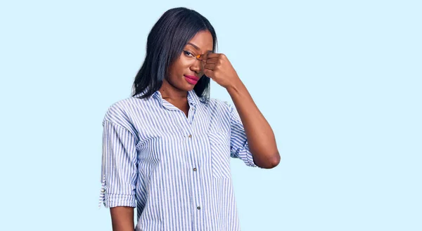 Jonge Afro Amerikaanse Vrouw Draagt Casual Kleding Moe Wrijven Neus — Stockfoto