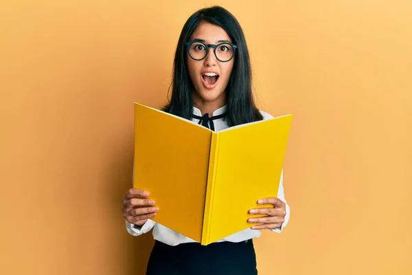 Hermosa Mujer Joven Asiática Leyendo Libro Con Gafas Miedo Sorprendido — Foto de Stock