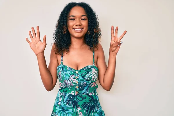 Genç Afro Amerikalı Kadın Günlük Giysiler Giyiyor Numaralı Parmaklarıyla Işaret — Stok fotoğraf