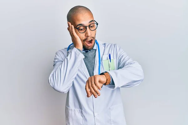 Latynoski Dorosły Mężczyzna Mundurze Lekarza Stetoskopie Patrzący Zegarek Zmartwiony Bojący — Zdjęcie stockowe