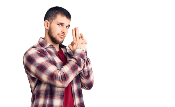 Ung Stilig Man Klädd Avslappnad Skjorta Med Symbolisk Pistol Med — Stockfoto