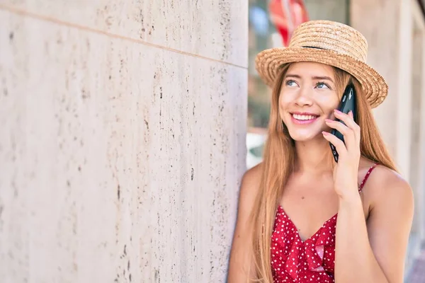 Joven Chica Turista Caucásica Sonriendo Feliz Hablando Teléfono Inteligente Apoyado — Foto de Stock