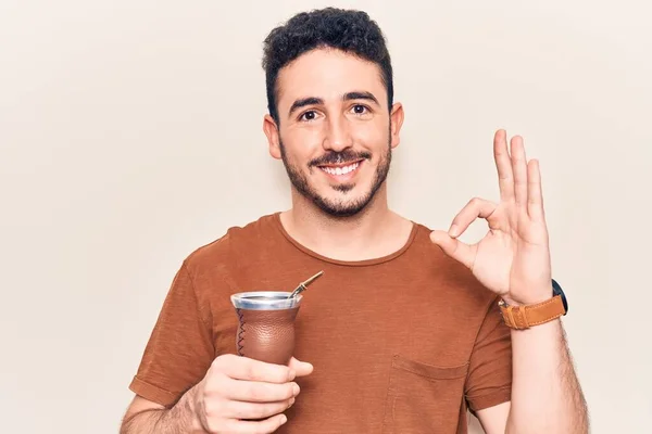 Молодий Іспаномовний Чоловік Настій Матуся Робить Знак Пальцями Посміхаючись Дружній — стокове фото