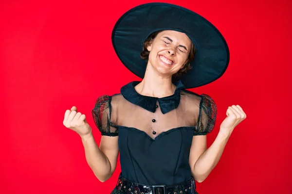 Mulher Hispânica Jovem Vestindo Trajes Bruxa Halloween Muito Feliz Animado — Fotografia de Stock