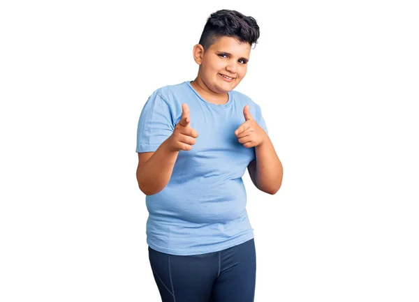 スポーツワークアウトの服を着ている小さな男の子は 幸せで面白い顔をしてカメラに指を指しています 良いエネルギーと振動は — ストック写真