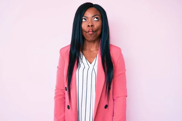Junge Afrikanisch Amerikanische Frau Businesskleidung Macht Fischgesicht Mit Lippen Verrückte — Stockfoto