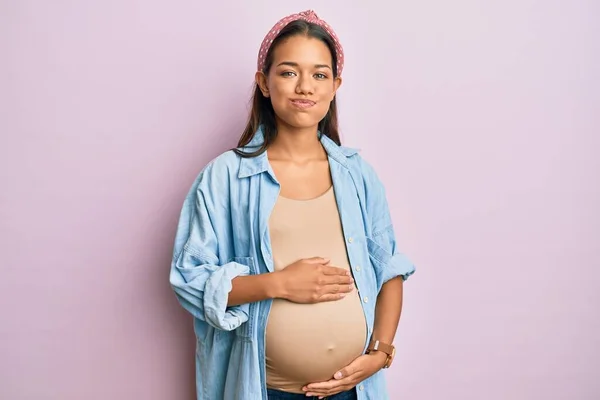 Mooie Latijns Amerikaanse Vrouw Die Een Baby Verwacht Die Zwangere — Stockfoto