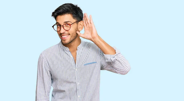 Jovem Bonitão Vestindo Roupas Casuais Óculos Sorrindo Com Mão Sobre — Fotografia de Stock