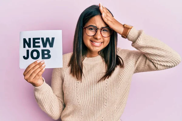 Jong Latijn Meisje Met Nieuwe Baan Bericht Papier Gestresst Gefrustreerd — Stockfoto