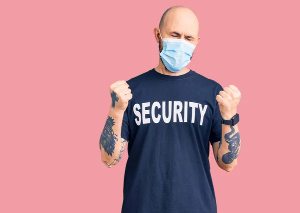 Jonge Knappe Man Draagt Veiligheid Shirt Medisch Masker Erg Blij — Stockfoto