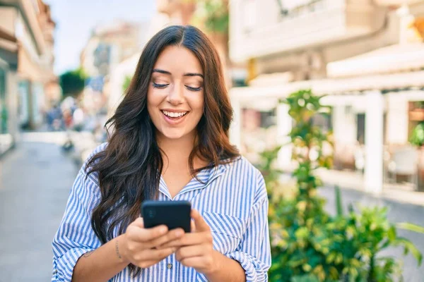 Jovem Empresária Hispânica Sorrindo Feliz Usando Smartphone Cidade — Fotografia de Stock