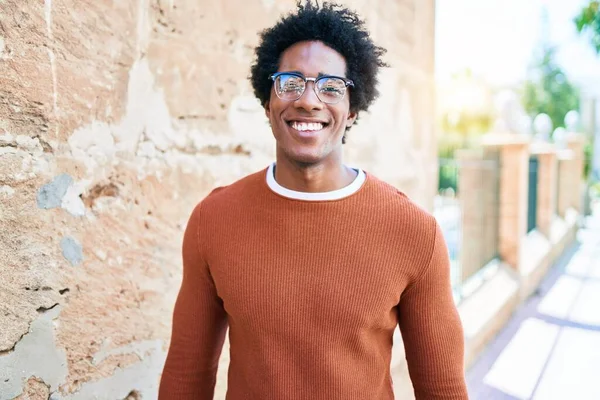 Νεαρός Όμορφος Αφροαμερικάνος Που Φοράει Καθημερινά Ρούχα Και Γυαλιά Χαμογελώντας — Φωτογραφία Αρχείου