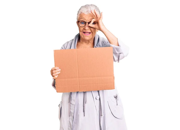 Senior Hermosa Mujer Con Ojos Azules Pelo Gris Sosteniendo Necesitamos — Foto de Stock