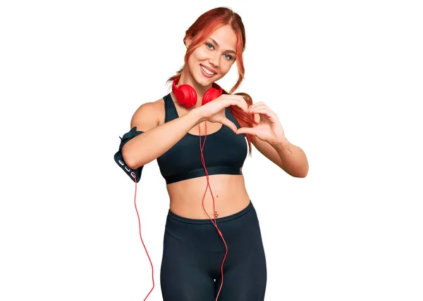 Mujer Pelirroja Joven Con Ropa Gimnasio Uso Auriculares Sonriendo Amor — Foto de Stock