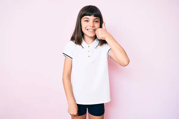 Niña Joven Con Bang Usando Ropa Deportiva Sonriendo Feliz Positiva — Foto de Stock