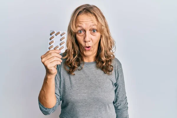 Středního Věku Blondýny Žena Drží Pilulky Vyděšené Ohromený Otevřenými Ústy — Stock fotografie