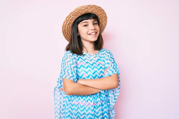 Menina Com Estrondo Usando Vestido Verão Chapéu Rosto Feliz Sorrindo — Fotografia de Stock