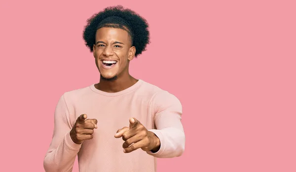 African American Man Afro Hair Wearing Casual Clothes Pointing Fingers — Stock Photo, Image