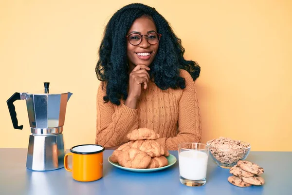 Belle Femme Africaine Assise Sur Table Prendre Petit Déjeuner Matin — Photo