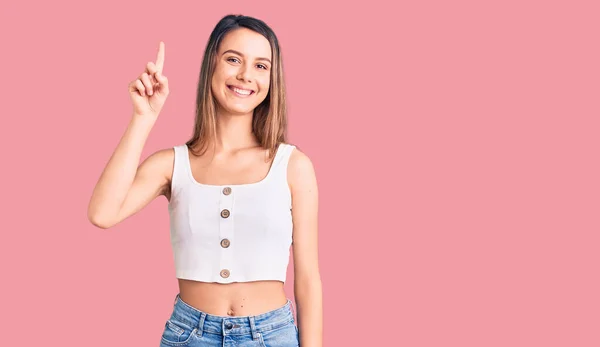 Giovane Bella Ragazza Indossa Maglietta Casual Senza Maniche Mostrando Indicando — Foto Stock