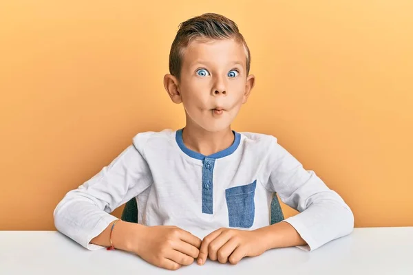 Schattige Blanke Jongen Die Casual Kleren Draagt Zittend Tafel Vissengezicht — Stockfoto