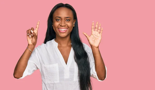 Молодая Черная Женщина Повседневной Одежде Показывает Показывает Пальцами Номер Шесть — стоковое фото