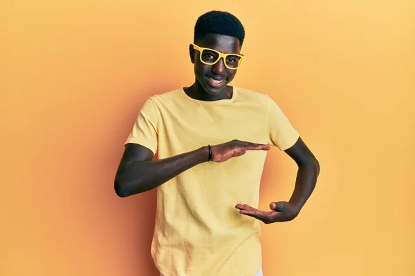 Jovem Afro Americano Vestindo Roupas Casuais Óculos Gesticulando Com Mãos — Fotografia de Stock