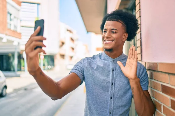 Ung Afrikansk Amerikan Man Ler Gärna Gör Videosamtal Med Hjälp — Stockfoto