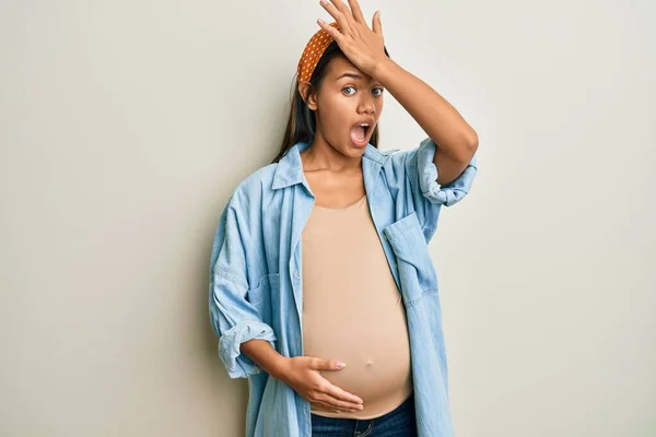 Mooie Latijns Amerikaanse Vrouw Verwacht Een Baby Het Aanraken Van — Stockfoto