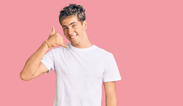 Joven Hombre Guapo Vistiendo Camiseta Blanca Casual Sonriendo Haciendo Gesto — Foto de Stock