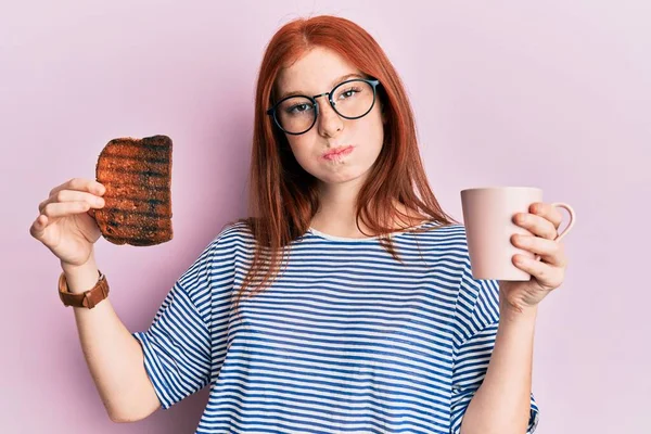 Jong Rood Meisje Met Verbrande Toast Voor Ontbijt Puffende Wangen — Stockfoto