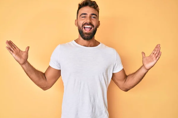 Jovem Hispânico Vestindo Roupas Casuais Celebrando Vitória Com Sorriso Feliz — Fotografia de Stock