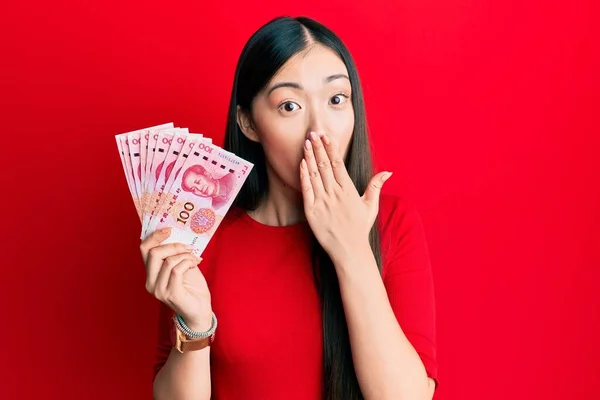 Jonge Chinese Vrouw Met Yuan Chinese Bankbiljetten Die Mond Met — Stockfoto