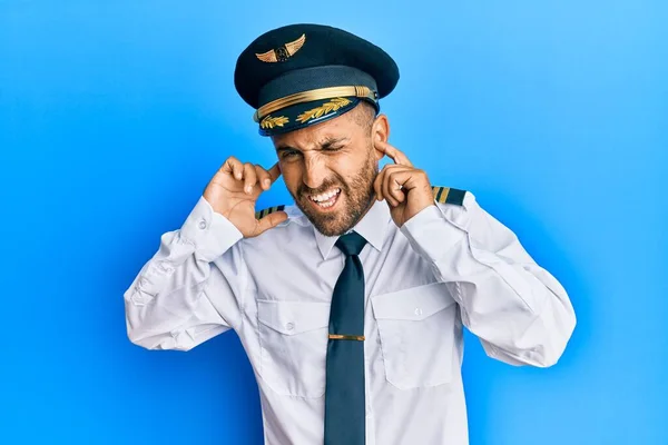 Schöner Mann Mit Bart Flugzeugpilotenuniform Der Die Ohren Mit Den — Stockfoto