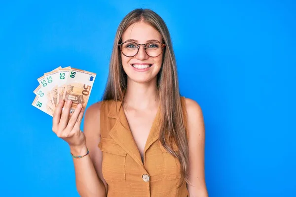 Menina Loira Jovem Segurando Notas Euro Sorrindo Com Sorriso Feliz — Fotografia de Stock