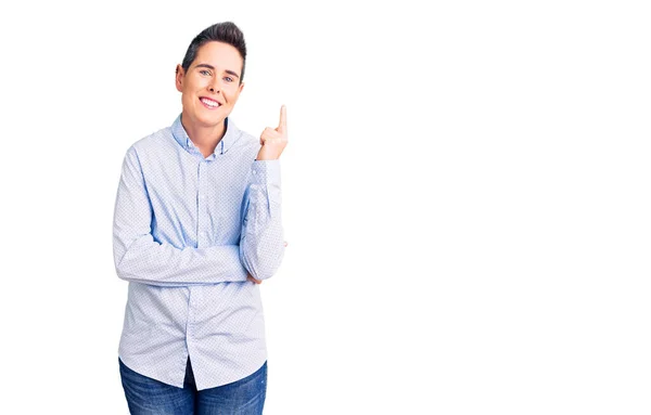 Mujer Joven Con Pelo Corto Vistiendo Ropa Negocios Con Una — Foto de Stock