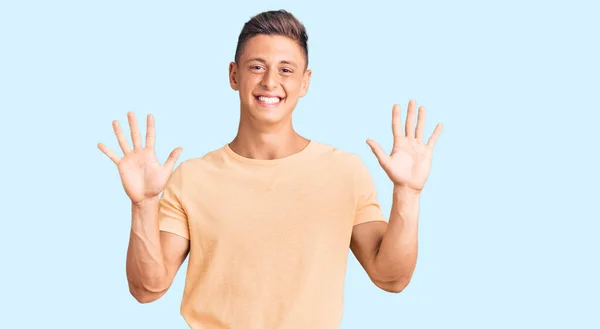 Młody Przystojny Mężczyzna Luźnych Ubraniach Pokazując Wskazując Palcami Numer Dziesięć — Zdjęcie stockowe
