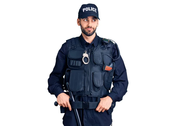 Genç Sakallı Polis Üniforması Giyen Gülümseyen Yan Bakıp Düşünen Yakışıklı — Stok fotoğraf