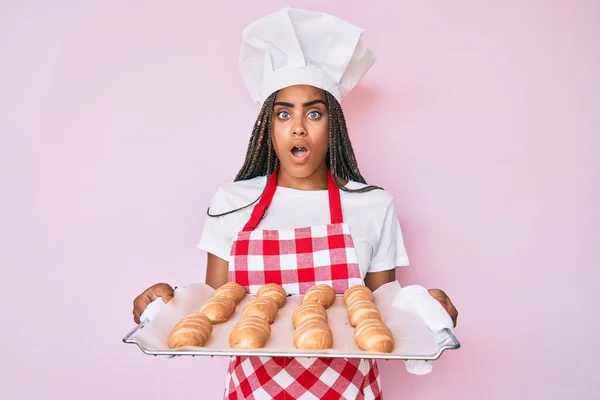 Молода Африканська Американка Плечима Формі Пекаря Тримаючи Домашній Хліб Наляканий — стокове фото