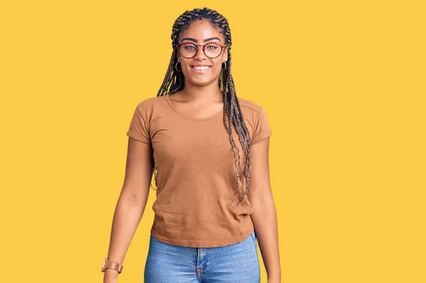 Молода Афро Американська Жінка Плечима Повсякденному Одязі Окуляри Виглядають Позитивно — стокове фото