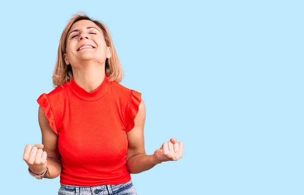 Mujer Rubia Joven Vistiendo Ropa Casual Muy Feliz Emocionada Haciendo — Foto de Stock