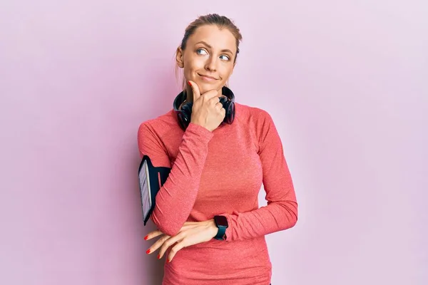 Mooie Blanke Vrouw Draagt Sportkleding Armband Met Hand Kin Denkend — Stockfoto