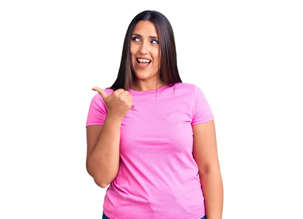 Młoda Piękna Brunetka Ubrana Luźny Shirt Uśmiechnięta Szczęśliwą Twarzą Skierowana — Zdjęcie stockowe