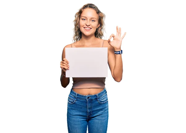 Hermosa Mujer Caucásica Sosteniendo Banner Vacío Blanco Haciendo Signo Con —  Fotos de Stock